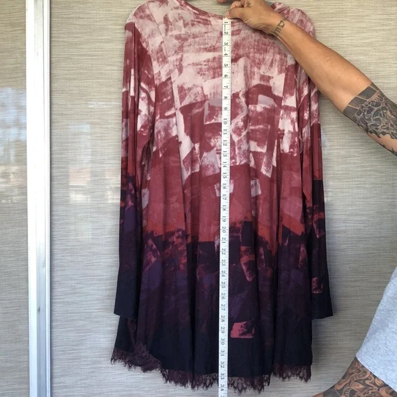 LOGO by Lori Goldstein Printed Swing Top with Lace at Hem 1X - Picture 8 of 9